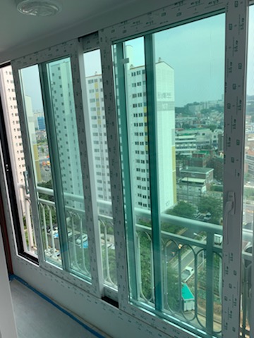  동남메리트 아파트  낡은 창문을 기능성 로이유리로 샷시교체하여 분위기를 화사하게~