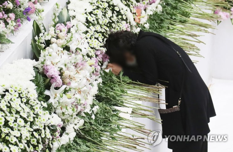 "장례 제대로 못 치러 미안"…이천참사 유가족들 눈물의 49재 "장례 제대로 못 치러 미안"…이천참사 유가족들 눈물의 49재