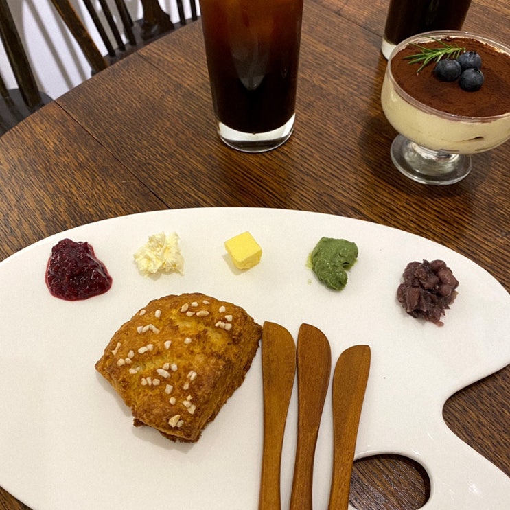  동교동 카페 : 팔레트에 담긴 홍대 스콘 맛집