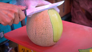 A Skilled master of fruit cutting / 과일 자르기 & 남대문시장 과일집 / Korean street food A Skilled master of fruit cutting / 과일 자르기 & 남대문시장 과일집 / Korean street food