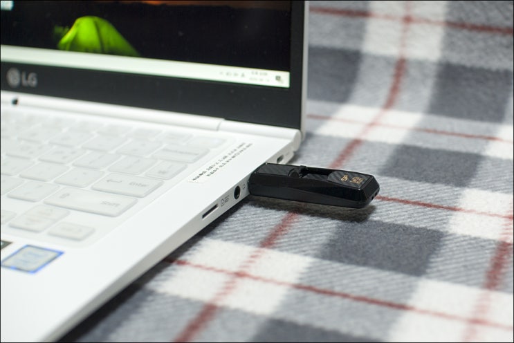  슬라이딩 방식 초고속 USB 메모리 실리콘파워 BLAZE B50 64GB