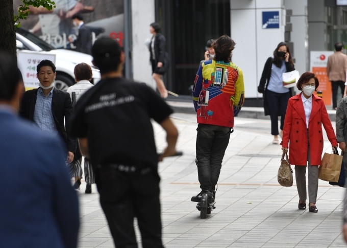 ['무보험' 전동킥보드③] 킥고잉·라임·씽씽 폭풍성장 하는데 법률미비로 의무보험 대상서 제외