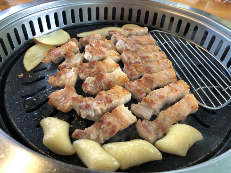  구디맛집 두껍삼 가산직영점 육즙 팡팡 터지는 숙성삼겹살