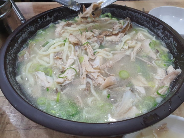  밀땅 닭칼국수 낙지볶음에서 닭반마리칼국수 먹음! 맛집 각이네요