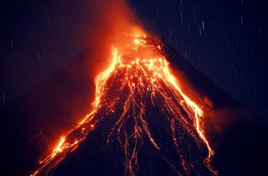 인도네시아 제일위험한 므라피 화산 6km 화산재 분출