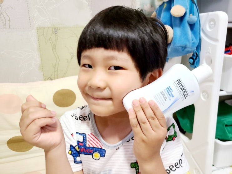 아기 좁쌀여드름 피지오겔 로션을 발라주었죠 아기 좁쌀여드름 피지오겔 로션을 발라주었죠