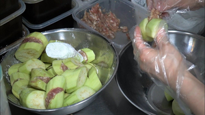 인천에서만 맛볼 수 있는 색다른 치킨! 가지닭강정 & 명란젓 후라이드 치킨 / 가지랑닭강정 / 길거리음식 인천에서만 맛볼 수 있는 색다른 치킨! 가지닭강정 & 명란젓 후라이드 치킨 / 가지랑닭강정 / 길거리음식