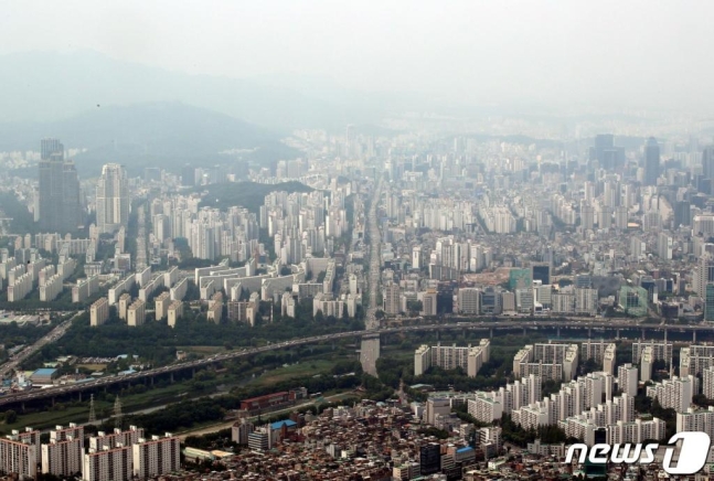 막차잡아라 ..청주 분양시장,조정대상지역 지정 속 후끈(상당구 동남택지개발지구 ‘동남 파라곤’ 1순위 청약 마감  84 272가구 모집에 당해지역 청약자가 2369명몰려