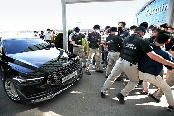 분노의 인천공항 '벼락 신분상승'…"靑정치가 경영 간섭한 죄" 분노의 인천공항 '벼락 신분상승'…"靑정치가 경영 간섭한 죄"