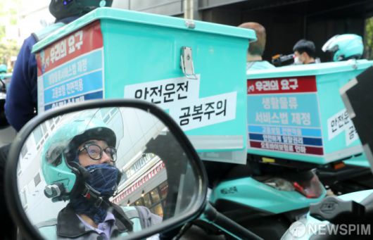 배달 오토바이 보험료 "최대 50% 인하"...위험질주 막는다 배달 오토바이 보험료 "최대 50% 인하"...위험질주 막는다
