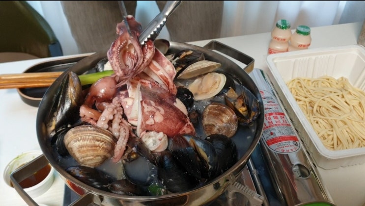  다정동 칼국수 맛집 대왕 해물 손칼국수 포장해 왔어요.