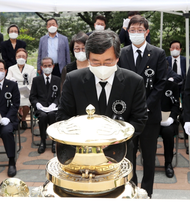 김홍업 "홍걸이 조작한 거짓말" 이희호 여사 유언장까지 공개 김홍업 "홍걸이 조작한 거짓말" 이희호 여사 유언장까지 공개