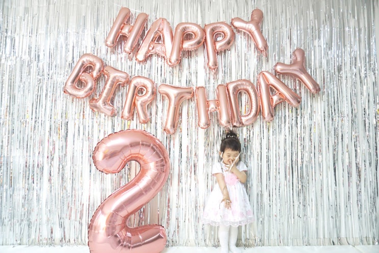  엄마표 셀프 생일파티 @두돌 아기 생파 / 만원대로 끝내는 홈파티 배경 꾸미기!! 은박 반짝이 파티커튼, 파티풍선,대형 생일 숫자풍선 (숫자풍선 고정하는 방법), 생일파티용품 정보