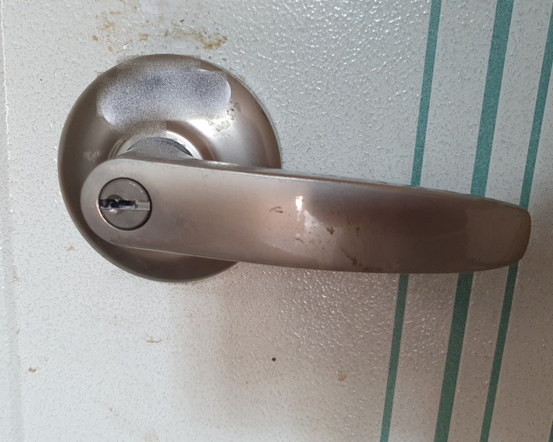 현관문 손잡이 고장으로 안에서 밖에서 안 열릴 때 여는 법. 일자형 열쇠 키 래치 손상 및 망가짐 : 네이버 블로그