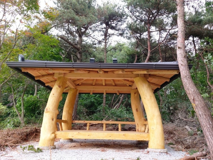  전북 김제시 만경읍 소토리 가족묘지에 설치한 원두막쉼터 원두막정자 산소조경 조경관리