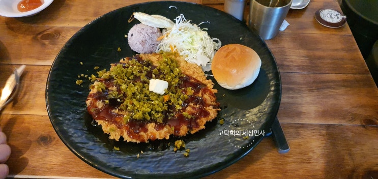  종로 수송동 경성치킨에서 직장인 점심으로 블랙빈돈까스 취식