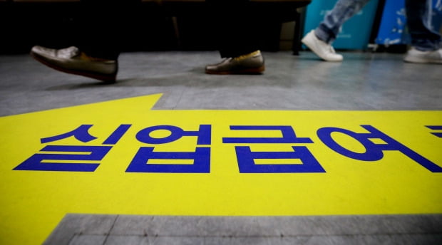 "뭐하러 일해요"…'실업급여 중독' 확산 막을 방법 "뭐하러 일해요"…'실업급여 중독' 확산 막을 방법