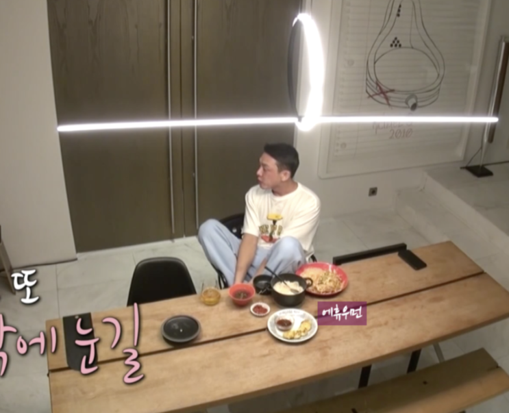 <공유>나혼자산다 351화 유아인 패션 식기류 소개 유아인티셔츠 NewtroTableT-shirt 유아인커트러리세트 Cutipol 화려한조명뒤에쓸쓸함 ㅠ.ㅠ <공유>나혼자산다 351화 유아인 패션 식기류 소개 유아인티셔츠 NewtroTableT-shirt 유아인커트러리세트 Cutipol 화려한조명뒤에쓸쓸함 ㅠ.ㅠ