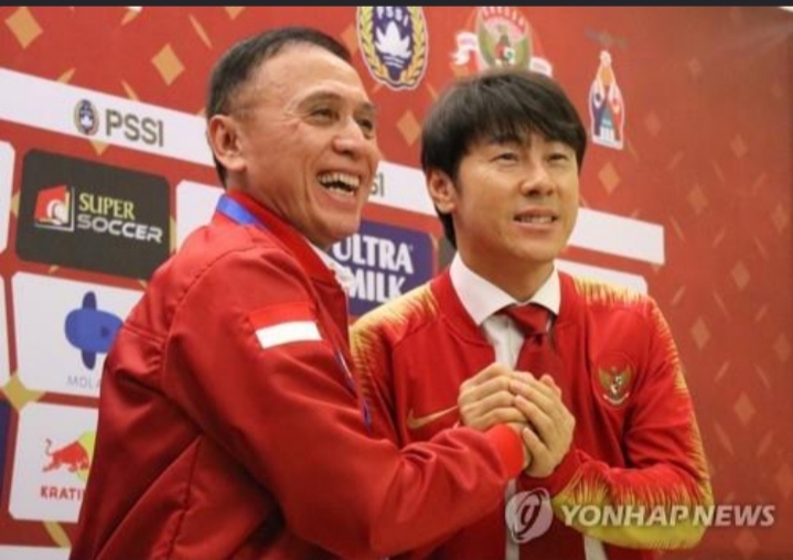 <b>신태용</b>, 인니 축구<b>협회장</b> 화상면담.."형님·아우" 화기애애