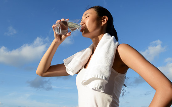 더운 날씨에 일을 하는 중 탄산음료를 섭취하게 되면 신장이 손상될 수 있습니다.
