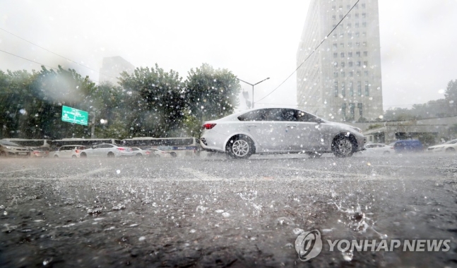 장마철 자동차사고 막으려면…타이어·와이퍼 점검하고 20% 감속