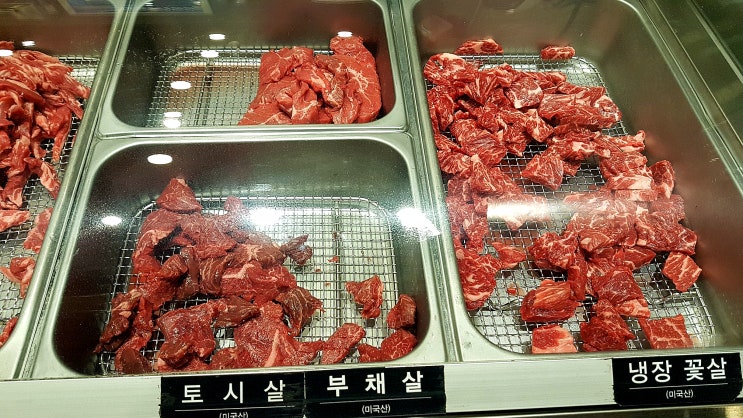 율하 밥집 싱싱한 생고기를 숯불에 고기를굽다