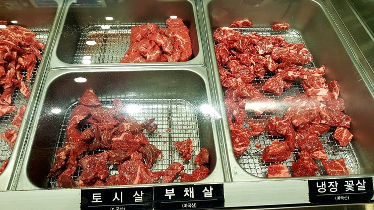 율하 밥집 싱싱한 생고기를 숯불에 고기를굽다 율하 밥집 싱싱한 생고기를 숯불에 고기를굽다