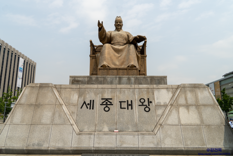 광화문 광장에서 세종대왕 동상, 이순신 장군 동상 보고 감동받다.