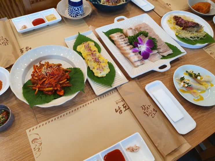  코가 뻥 뚫리는 쫀득한 홍어를 목포맛집 남도아리랑에서 처음 먹어봤어요 마니아가 되볼까