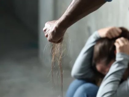 '촬영물 지워줄게' 전 여친 유인해 성폭행 남성 결국 구속, 맨발로 탈출한 피해자 '촬영물 지워줄게' 전 여친 유인해 성폭행 남성 결국 구속, 맨발로 탈출한 피해자