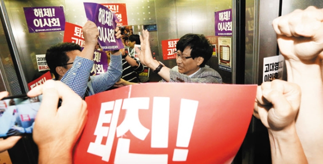 "거대 권력과 싸우는 것은 정말 못할 짓… 난 진흙탕 속에 살고 있어" "거대 권력과 싸우는 것은 정말 못할 짓… 난 진흙탕 속에 살고 있어"