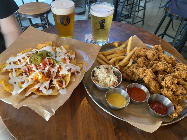  신촌 맥주집 뉴타운 신촌점에서 치맥하는 주말