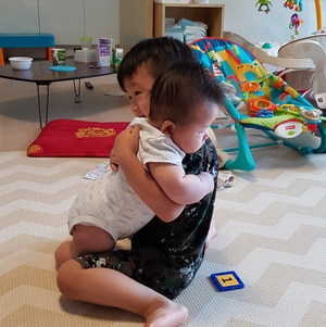  138일 아기 수유텀(아기 수유시간, 장난감에 반응하는 아기)
