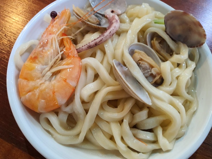 청라 홍두깨 손 칼국수 비가 내리는 날엔 점심 한끼로 바지락칼국수 어떠세요? 청라 홍두깨 손 칼국수 비가 내리는 날엔 점심 한끼로 바지락칼국수 어떠세요?