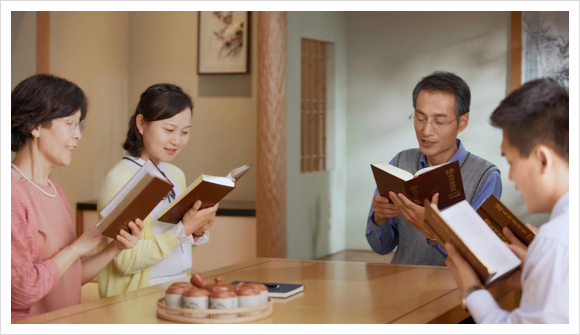  동방번개에서 하나님의 말세 사역을 받아 들이고 어린양의 발자취를 따르겠습니다