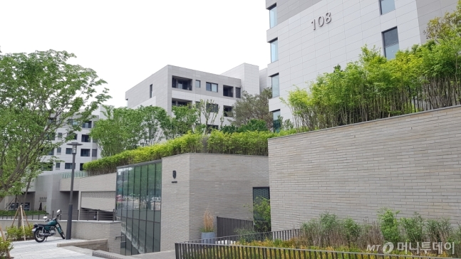 `불로소득 주도성장` 청와대 참모들…부동산 재산 80% 껑충_부동산 재산이 평균 12억원 이상 오른 것으로 나타났다. `불로소득 주도성장` 청와대 참모들…부동산 재산 80% 껑충_부동산 재산이 평균 12억원 이상 오른 것으로 나타났다.