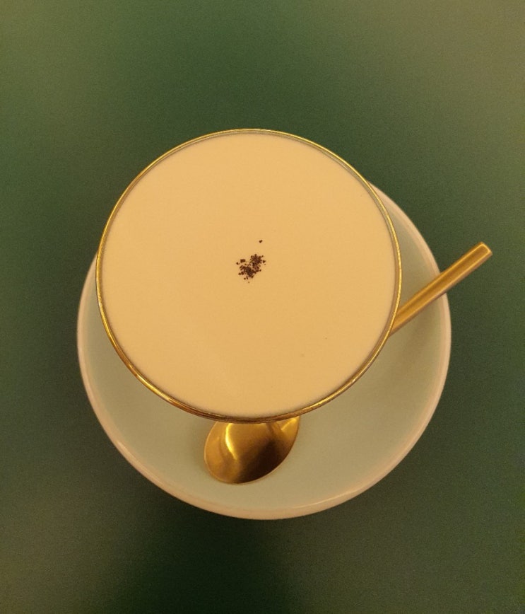  압구정에서 놀먹 : 태국식당 까폼, 아인슈페너가 유명한 커피라이터(coffee writer)