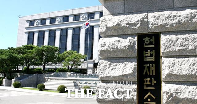 공무원 퇴직연금 받으면 유족연금은 절반 '합헌' 공무원 퇴직연금 받으면 유족연금은 절반 '합헌'