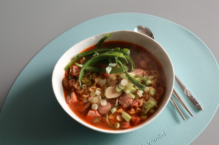  햄 소세지 넣고 삼양라면 맛있게 끓여보아요