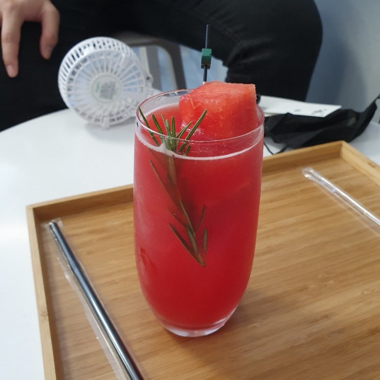  [먹거리 리뷰] 신촌 브라운 스케일 수박 주스 마셔본 후기