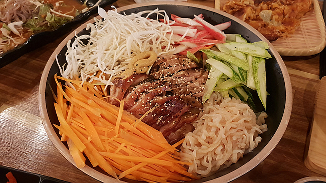  성수역 맛집 사이드가 푸짐한 위풍당당족발