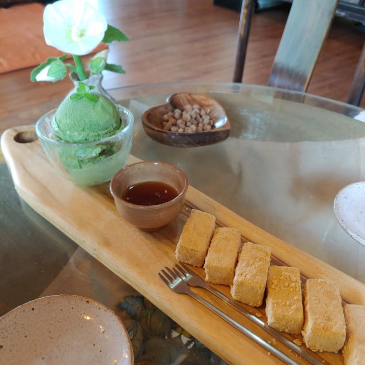  춘천 한옥카페 차마실산 인절미 맛났어요