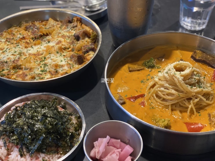 [홍대 맛집]바비레드 홍대점 (feat. 레드갈비스튜 / 레드크림파스타)
