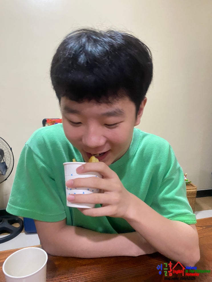  알라방 홈스테이 여유로운 주말을 보내는 아이들 하지만 저는...
