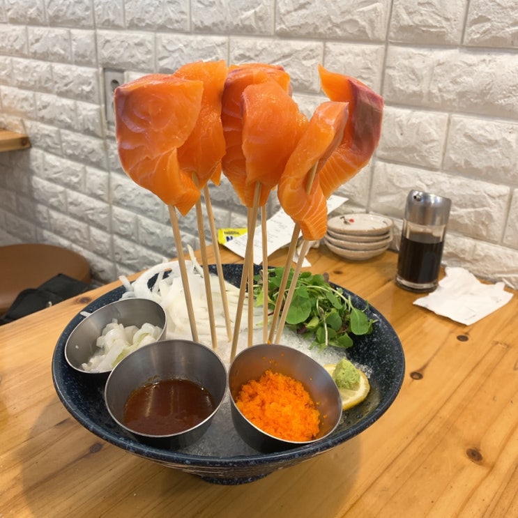  홍대 연어로만 각종 연어 요리를 모두 즐길 수 있는 곳!