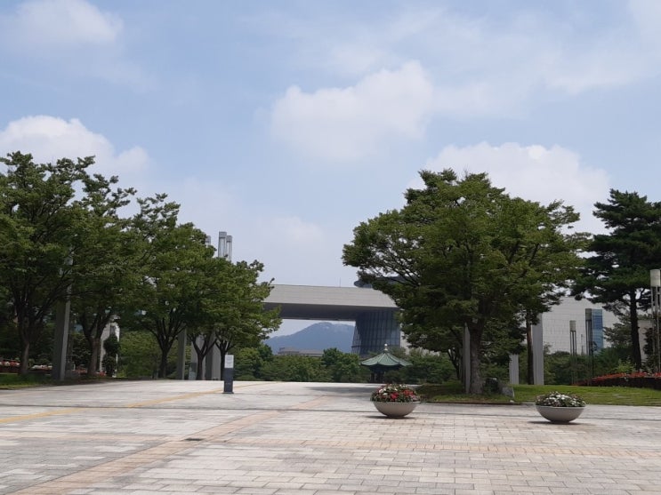 서울 나들이 - 국립중앙박물관 정원 거울 못과 청자정