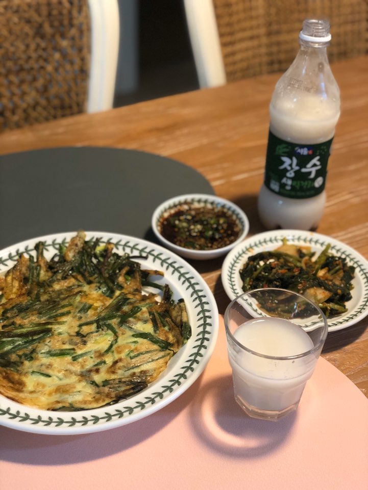  주말저녁 바삭한 부추전과 막걸리