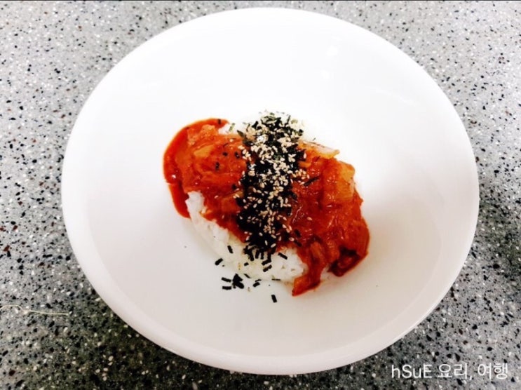  [컵반 볶은김치덮밥] 김밥천국 김치덮밥 맛, 햇반 컵반 가격, 맛있게 먹는 법