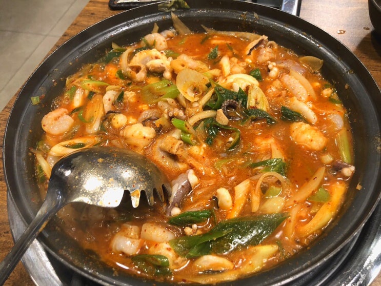  동대문 현대시티아울렛 용호낙지 - 위생이 깨끗하고 친절한 동현아 낙곱새 전문점