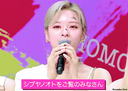  혼자 페이스 페인팅을 하고 팡파레 무대에 선 트와이스 정연